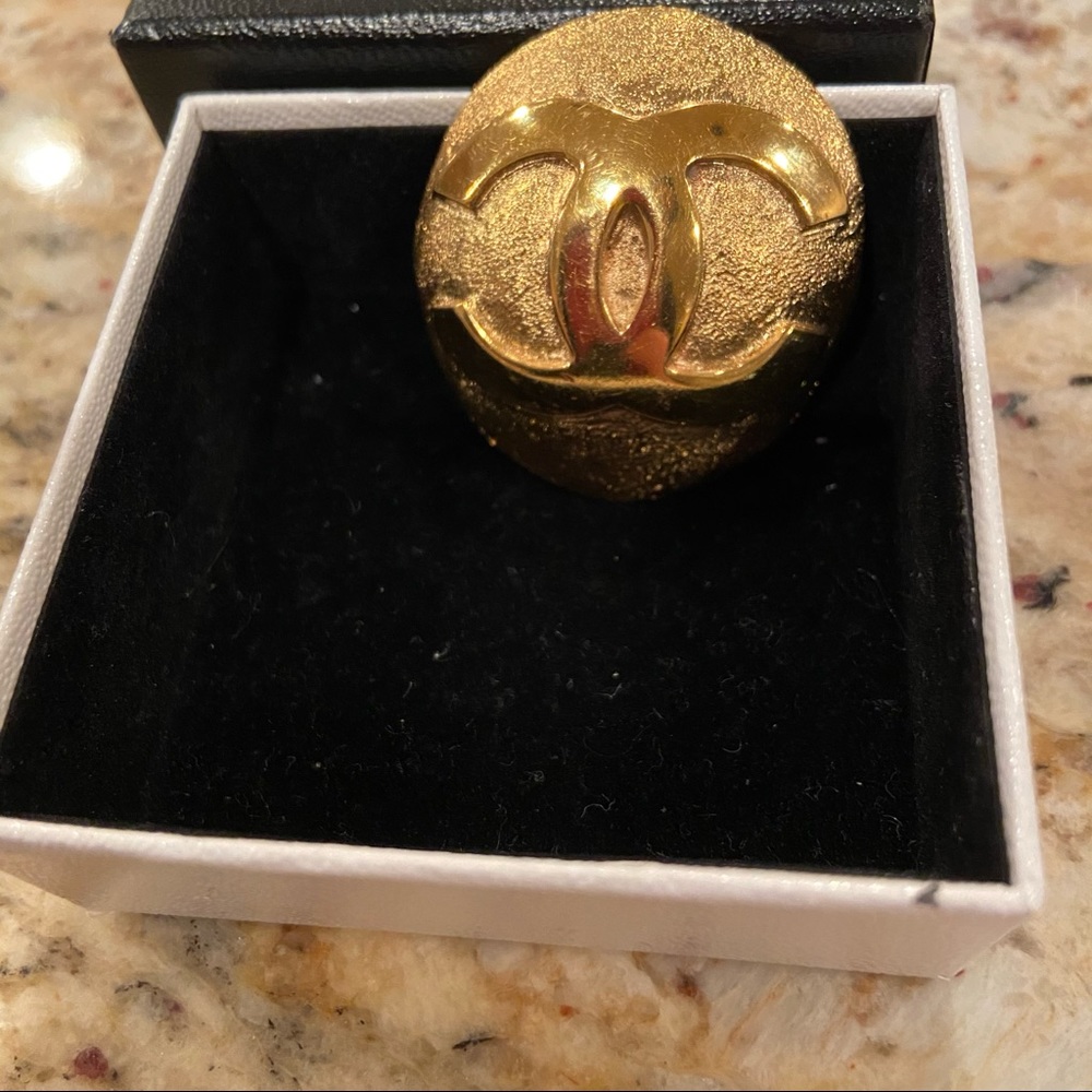Chanel vintage round brooch 🌟rare🌟 - Picture 8 of 11